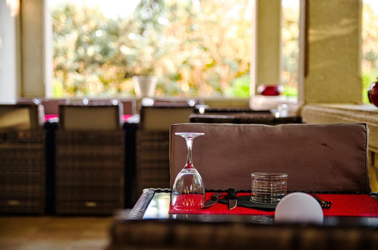 Hotel Restaurant Le Colombier Remoulins Ngoại thất bức ảnh