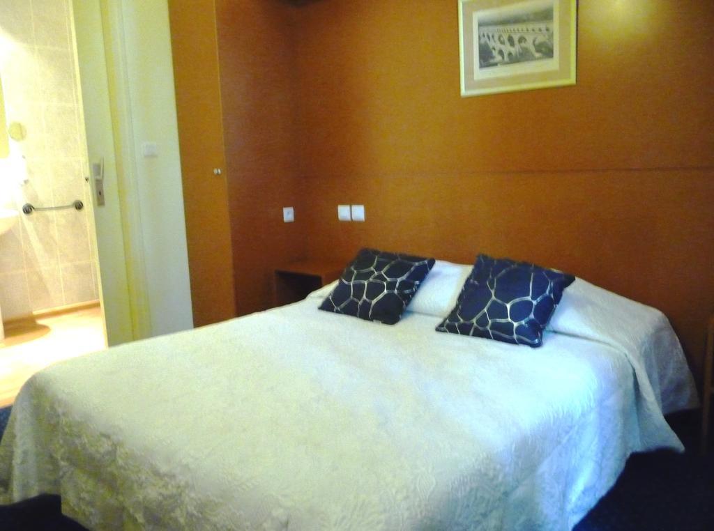 Hotel Restaurant Le Colombier Remoulins Ngoại thất bức ảnh
